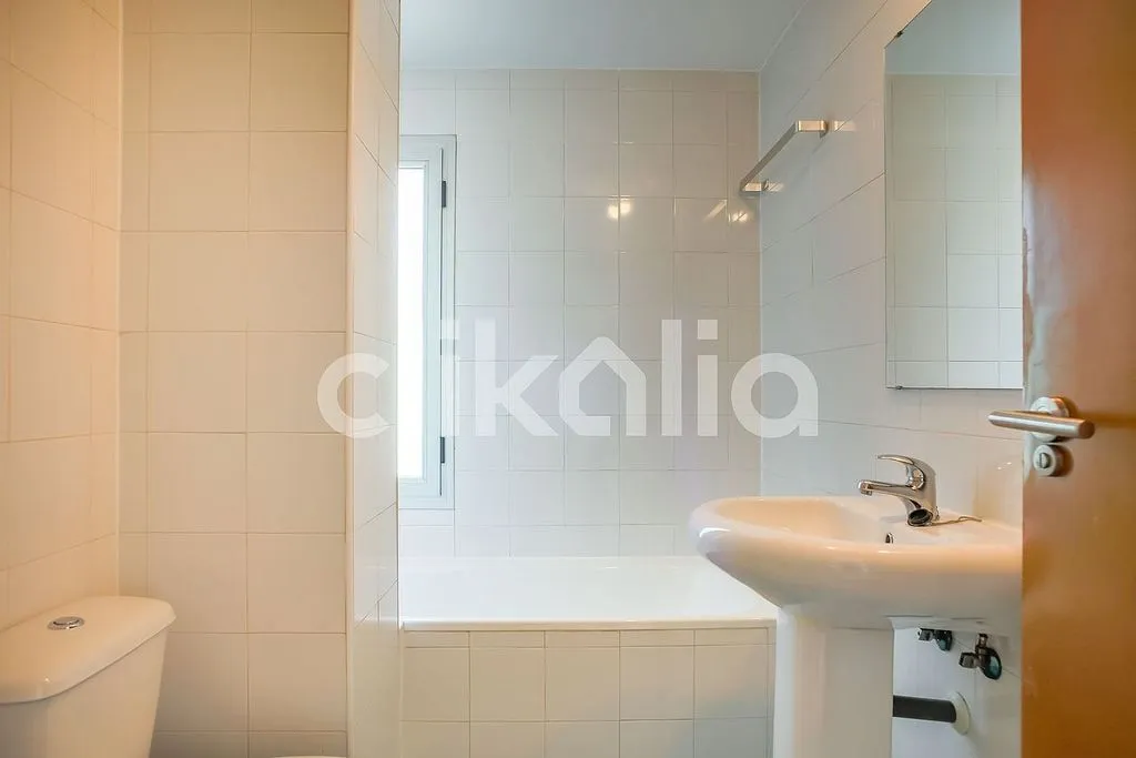 Bathrooms - 1-Bedroom Flat with Elevator in Ensanche de Vallecas