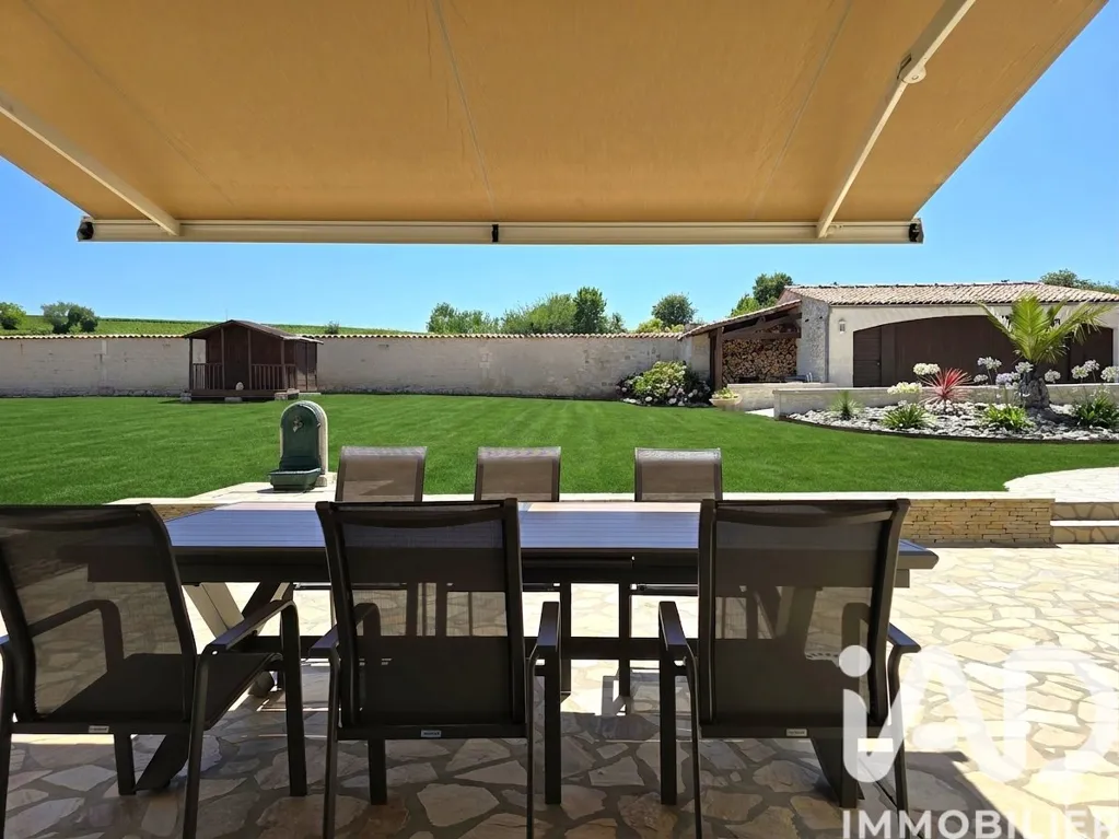 Terrasse - Longère de 12 Pièces avec Piscine près de Cognac