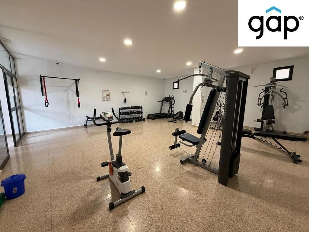 Stanze - Spacious Student Flat with Gym in Calle de las Encinas