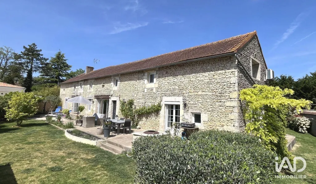 Extérieur - Maison Rénovée en Pierre avec Jardin à Vouillé