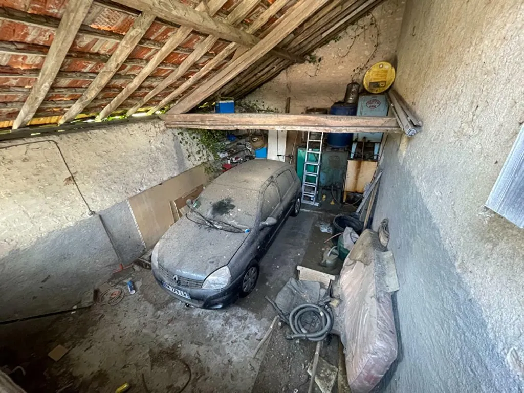 Garage - Traditional House with Garden in Chatillon Coligny