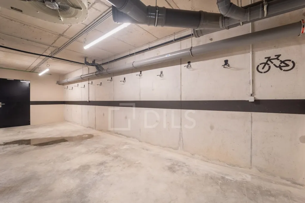 Garage - Luxury 3-Bedroom Flat with River Views in Vila Nova de Gaia