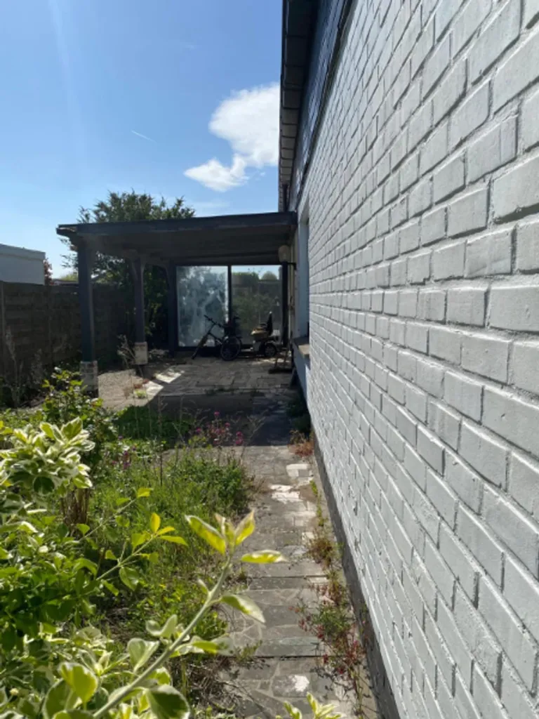 Aed - Versatile House with Commercial Space in Sijsele