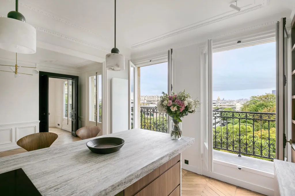 Cuisine - Appartement Rénové avec Vue sur la Tour Eiffel à Paris 16e