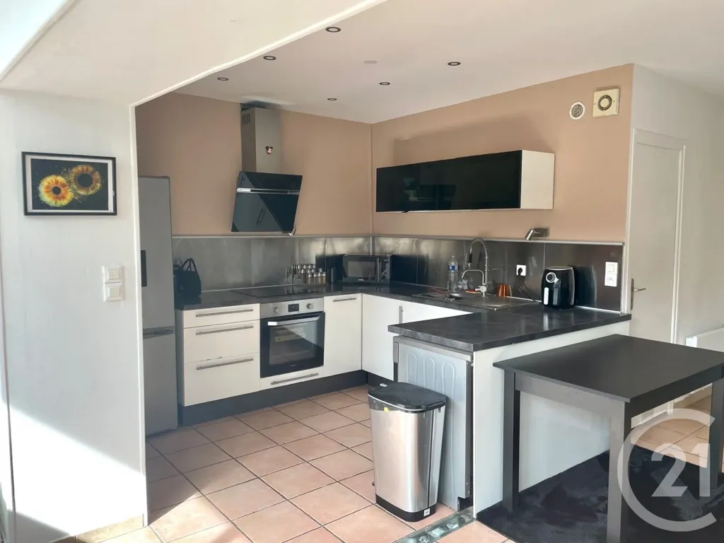 Köök - Spacious 3-Bedroom Flat in St Symphorien d'Ozon