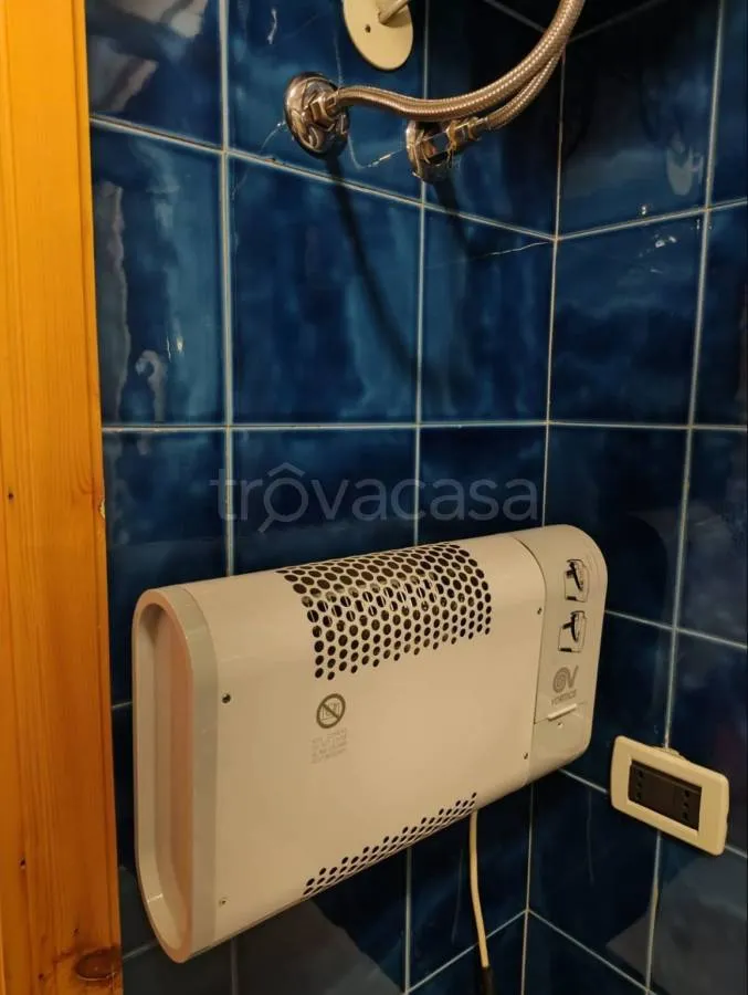 Salles de bain - Rear-Facing Apartment with Balcony in Valcasotto