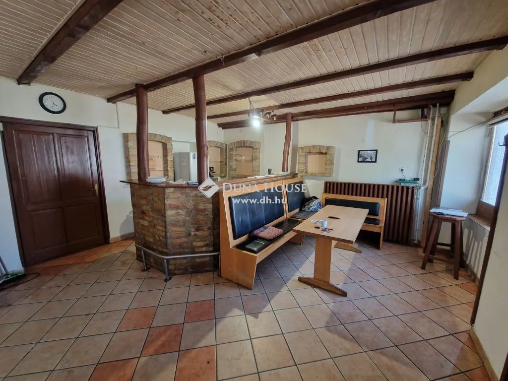 Söögituba - Mixed-Use Property with Garden in Baja