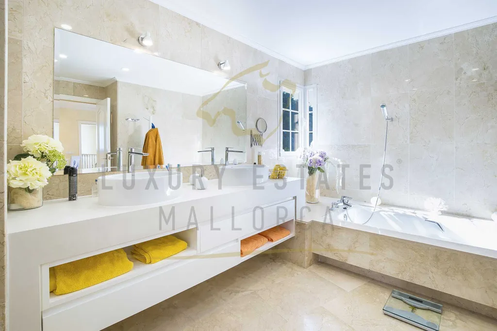 Bathrooms - Partially Renovated Villa with Ocean Views in Camp de Mar