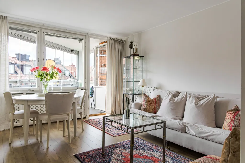 Séjour - Renovated Apartment with Balcony in Östermalm