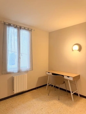Bureau - Appartement Meublé Rénové avec Cour à Beaucaire