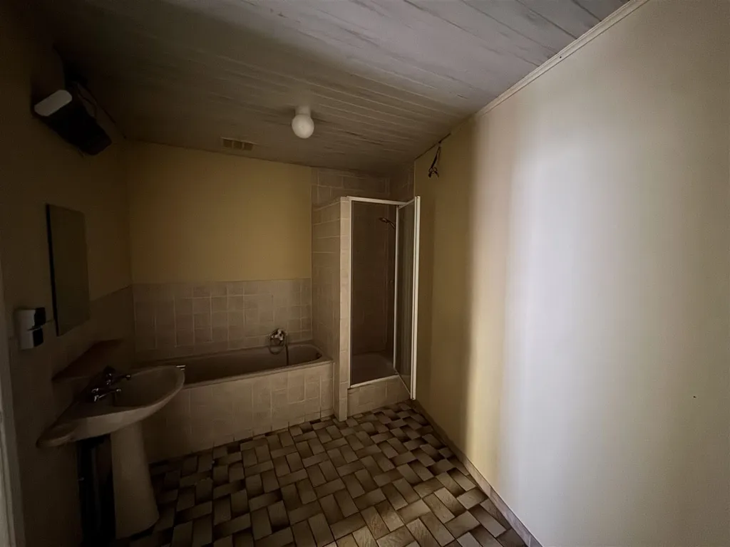 Salles de bain - Maison à Rénover avec Cour à Péruwelz