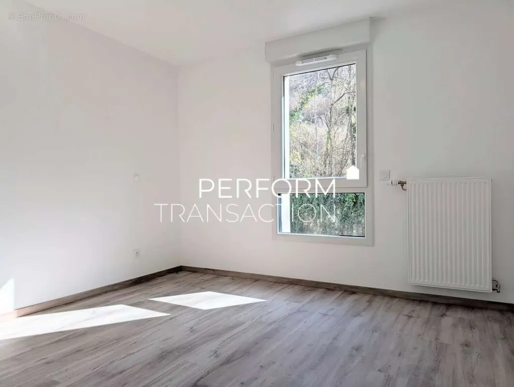 Pièces - Appartement avec Terrasse S/O à Poisat