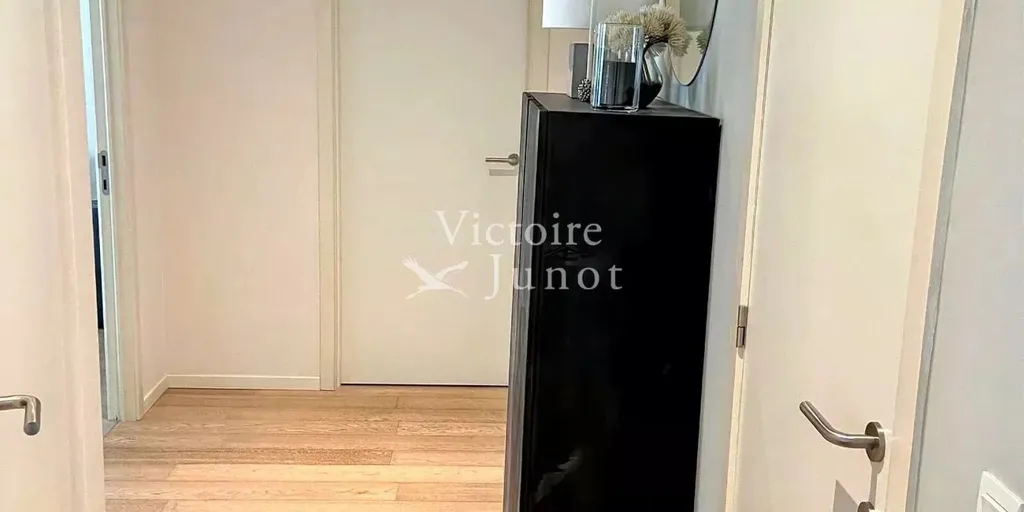 Esik - Apartment with Balcony in Schaerbeek