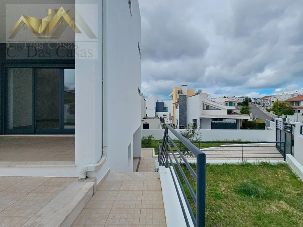 Terrace - Modern House in Final Renovation in Almada