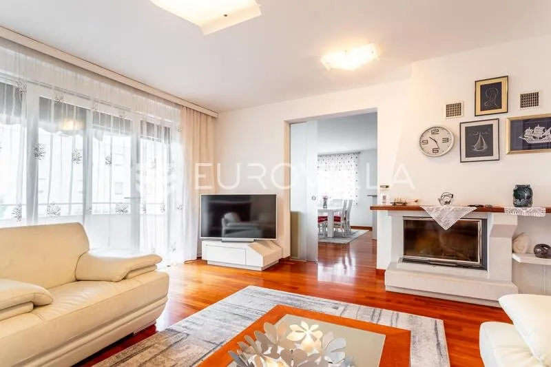 Elutuba - Spacious 3-Bedroom Apartment with Sea View in Zenta, Split
