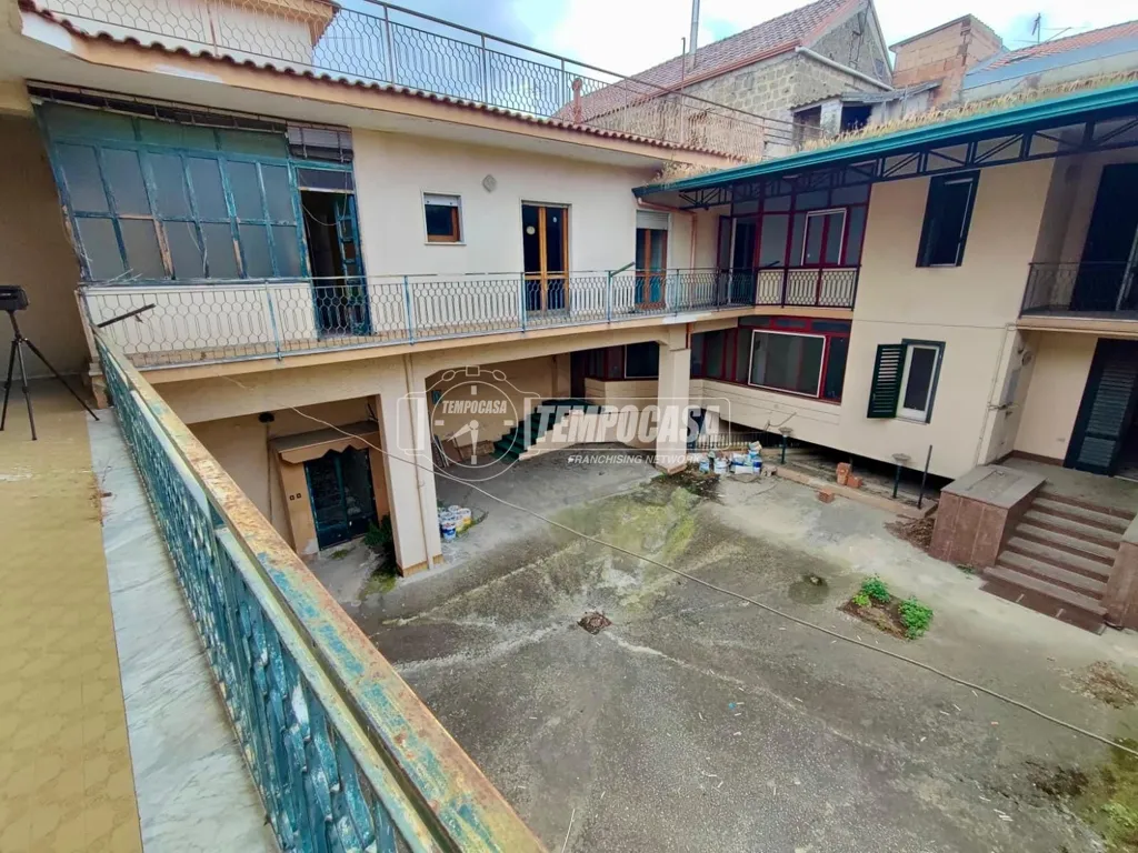 Giardino - Palazzo with Courtyard in Lusciano Centre