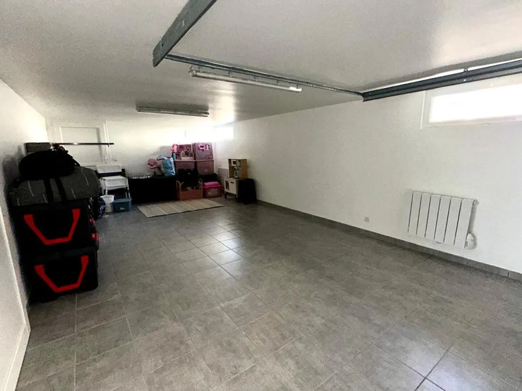 Garaaž - Renovated House with Aménagé Basement in Amilly