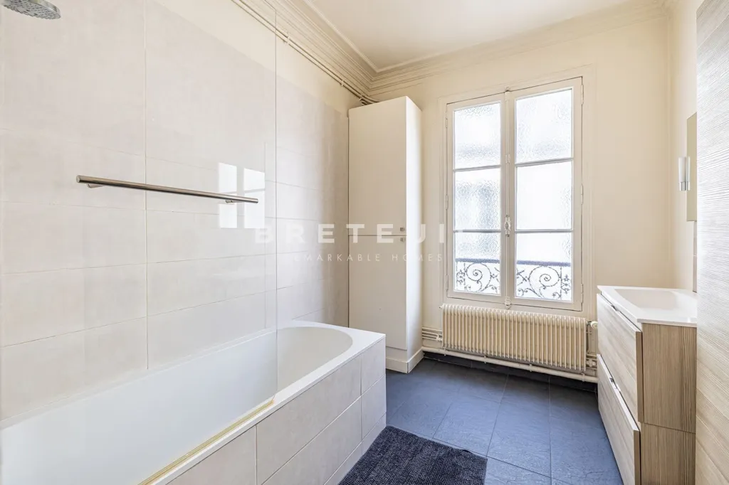 Salles de bain - Appartement en Pierre de Taille avec Vue Sud-Ouest à Paris