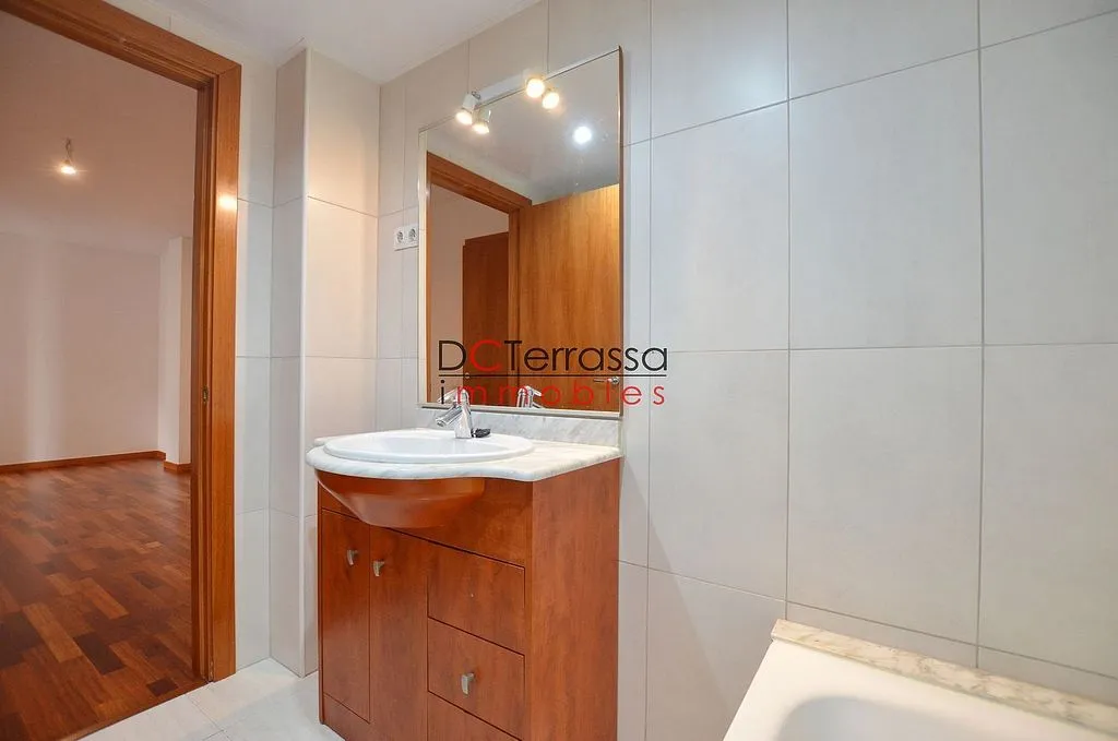 Bathrooms - Apartment with Balcony in Vallparadís, Terrassa