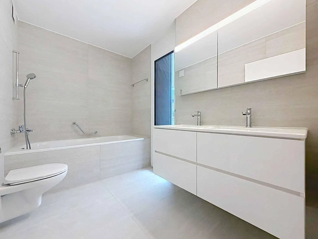 Salles de bain - 4.5-Piece Apartment with Lake View in District D2