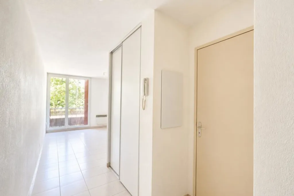 Esik - Studio with Balcony in Avignon Agroparc