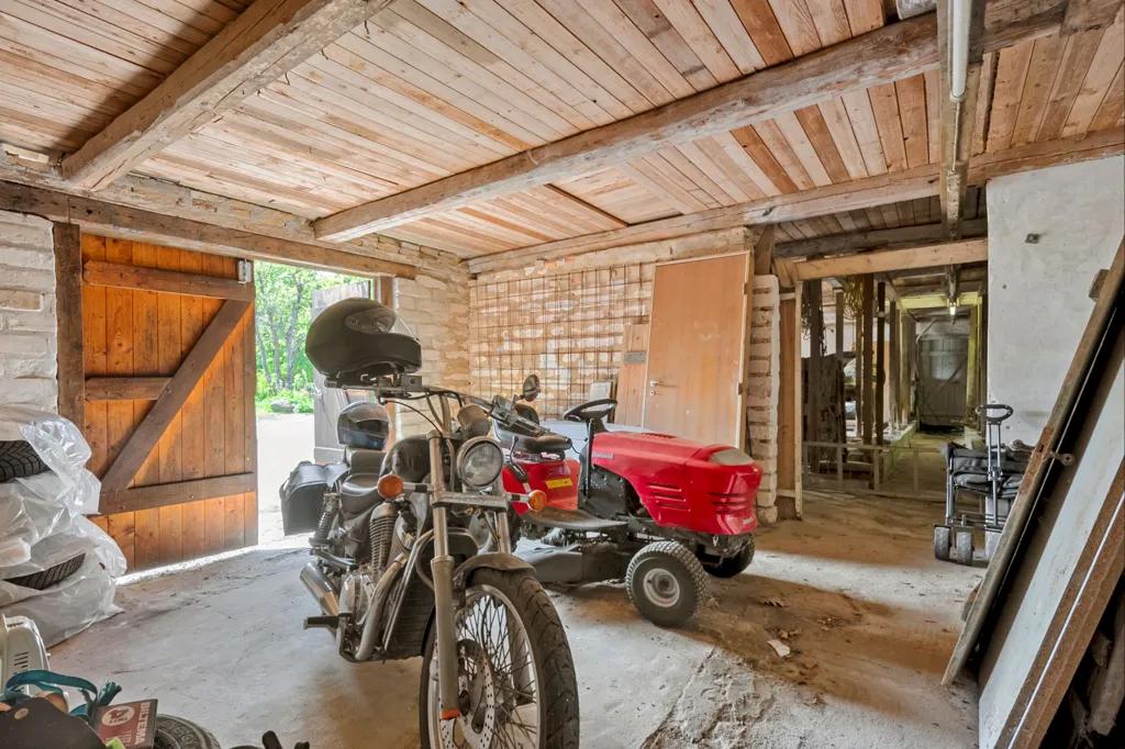 Garage - Villa with Extensive Grounds in Tessebølle