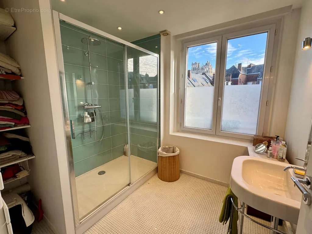 Bathrooms - Bright Apartment with Cave in City Centre