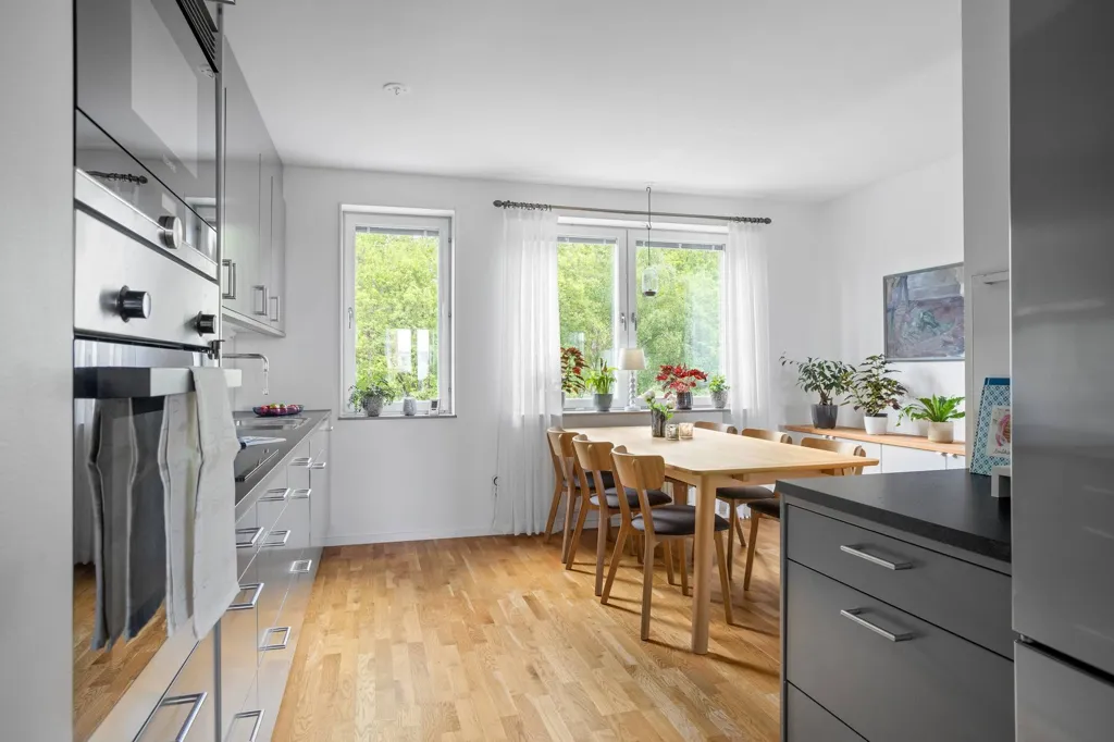 Söögituba - Apartment with Balcony in Central Location