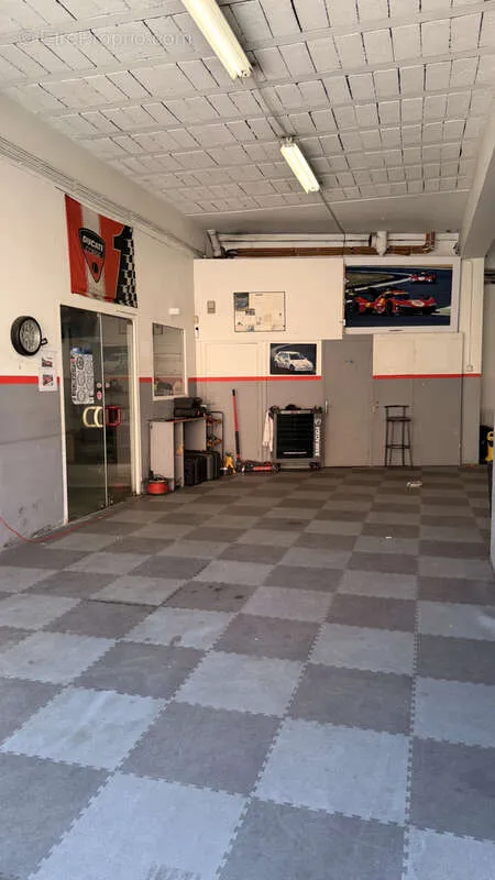 Garage - Commercial Premises with Parking in Investment Area