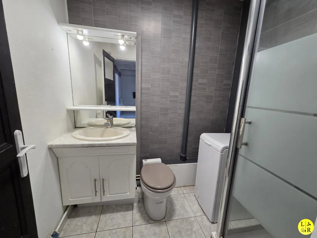 Bathrooms - Charming 2-Bedroom in Arras Centre