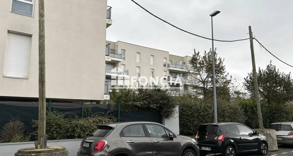 Esterno - Top-Floor Apartment with Balcony in Décines