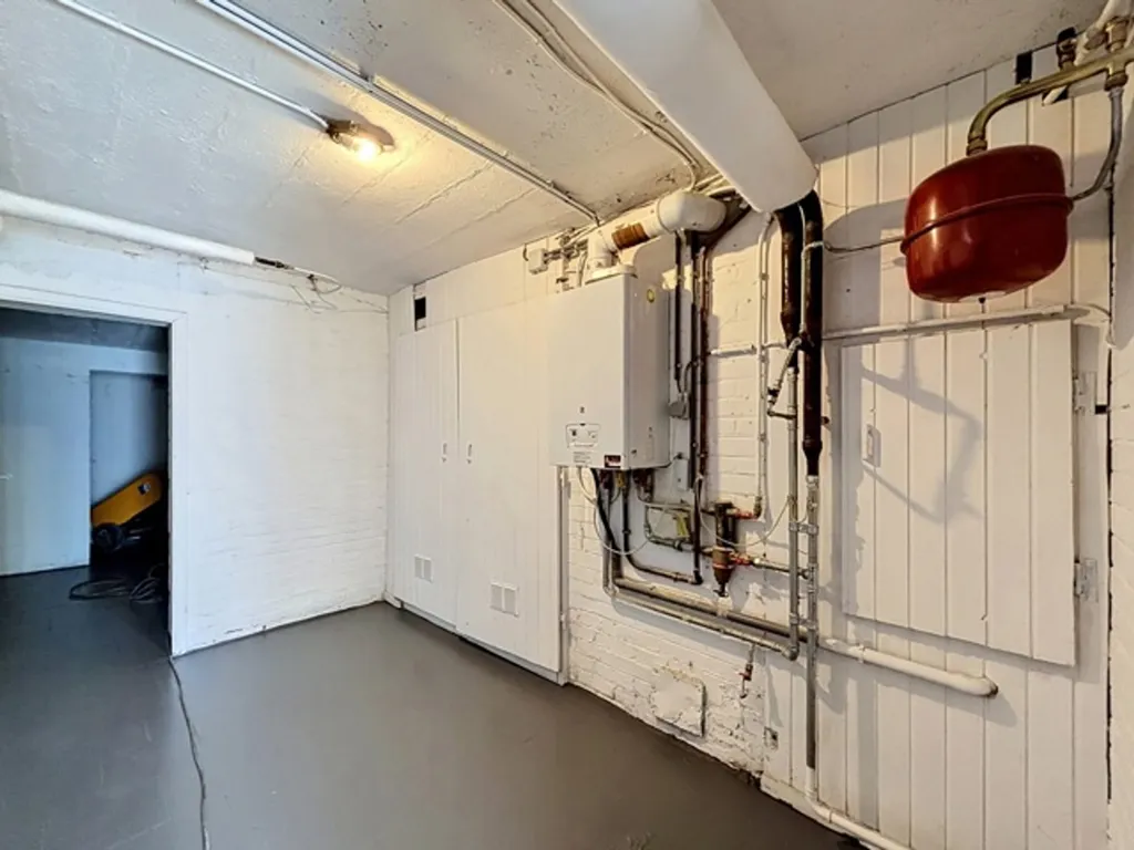 Garage - Maison de Bel Étage avec Terrasse et Jardin à l'Ouest