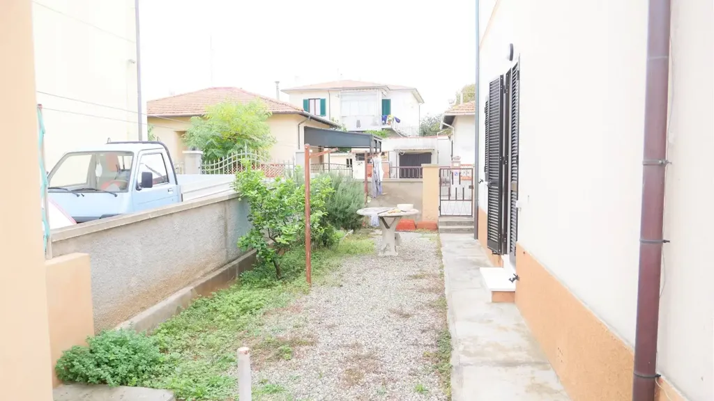 Jardin - Bifamiliar Villa with Garden in Rosignano Solvay