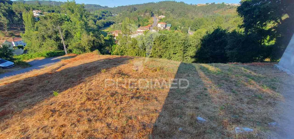 Aed - Urban Plot with River View in Lever