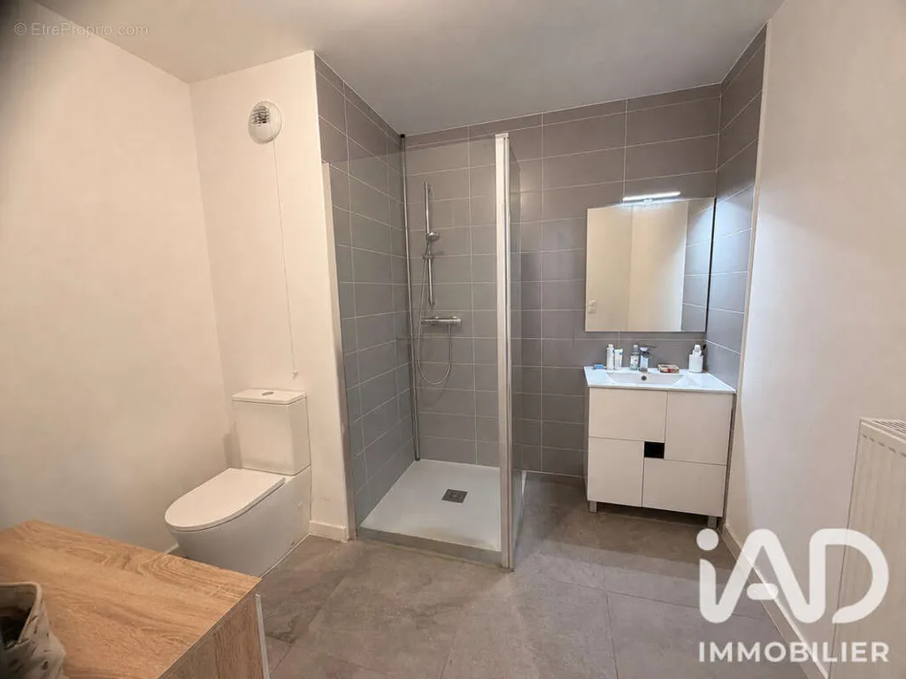 Vannitoad - Modern Flat with Balcony in Villeron