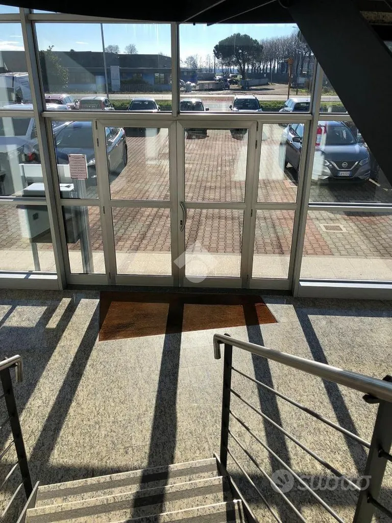 Garage - Office Space with Parking in Urgnano