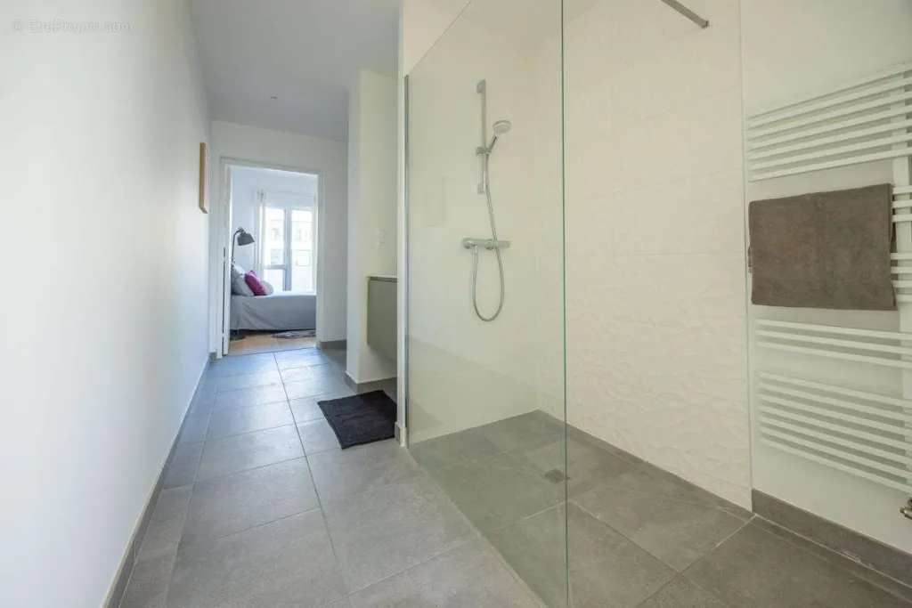 Salles de bain - Triplex Récent avec Rooftop à Paris