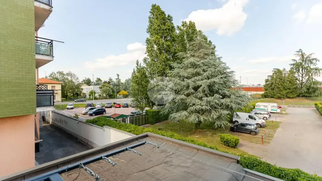 Rõdu - Rear-Facing Two-Bedroom Flat in Bollate