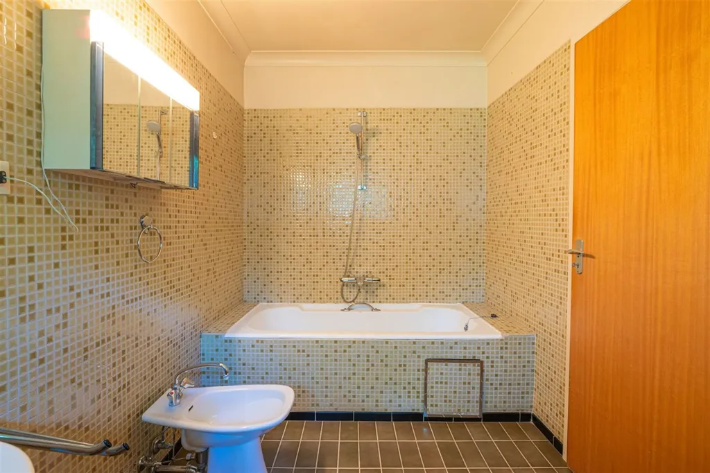 Salles de bain - Maison Pleine de Caractère avec Grand Garage à Herne