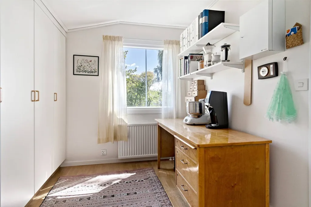 Office - Villa with Lake View in Stenhamra