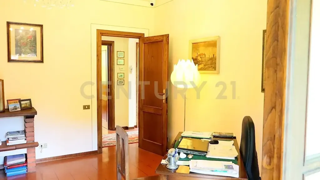 Bureau - Villa with Garden and Terrace in Pescaglia