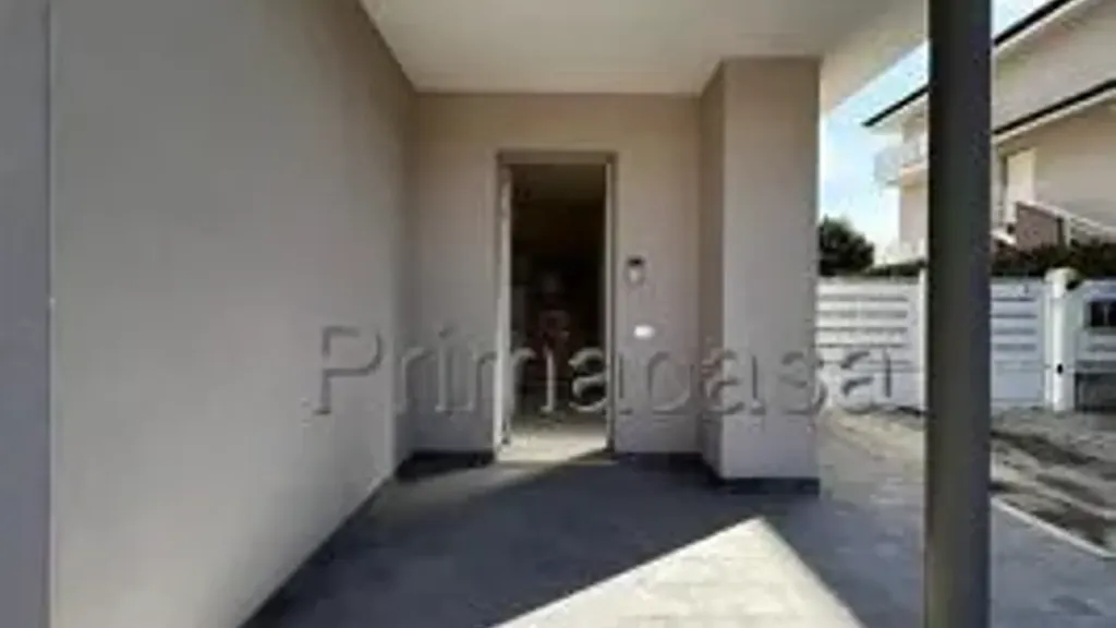 Entrée - New Four-Bedroom Apartment with Parking in Prevalle