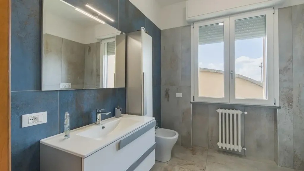 Salles de bain - Bifamilial Villa with Solar Panels in Ponsacco