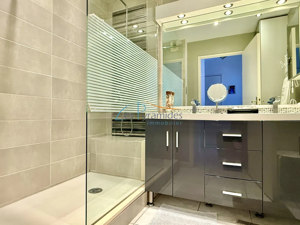 Salles de bain - Appartement avec Terrasse et Garage à La Grande Motte