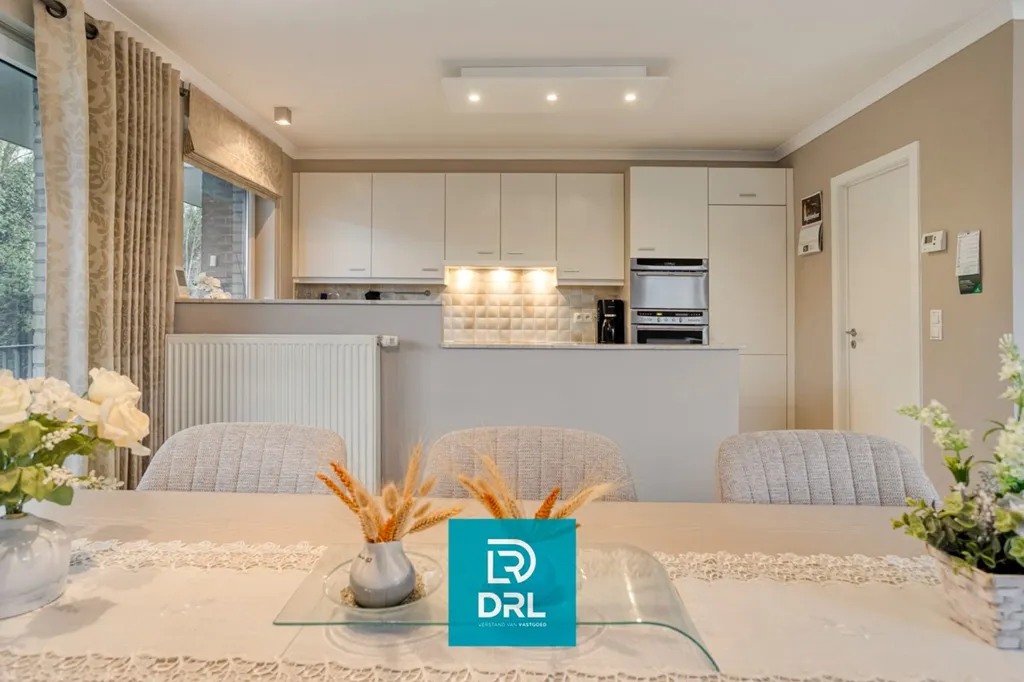 Salle à manger - Appartement Luminosité Naturelle près de Bruges