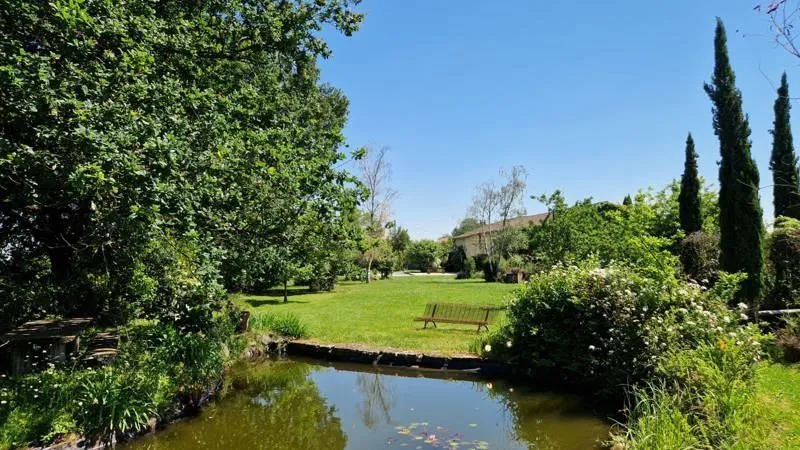 Jardin - Longère de Charme avec Piscine près de Créon