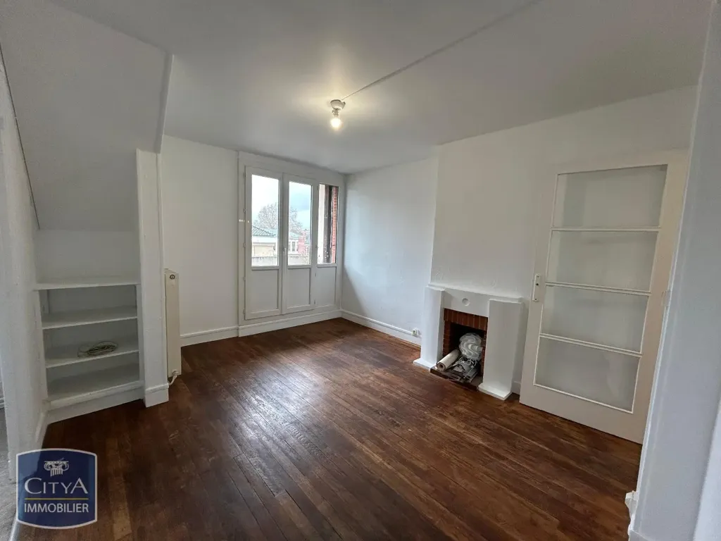 Rooms - Two-Bedroom Flat with Balcony in Beauvais