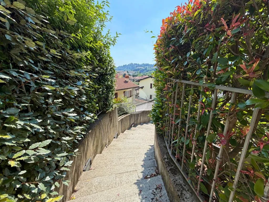 Jardin - Refined Two-Level Apartment with Lake View in Sarnico