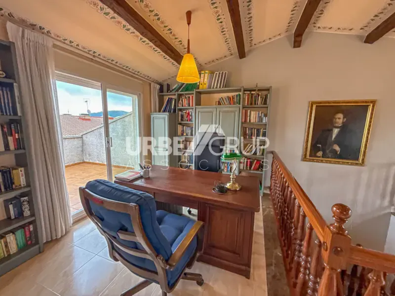 Kabinet - Detached Corner House with Multiple Terraces in Martorell