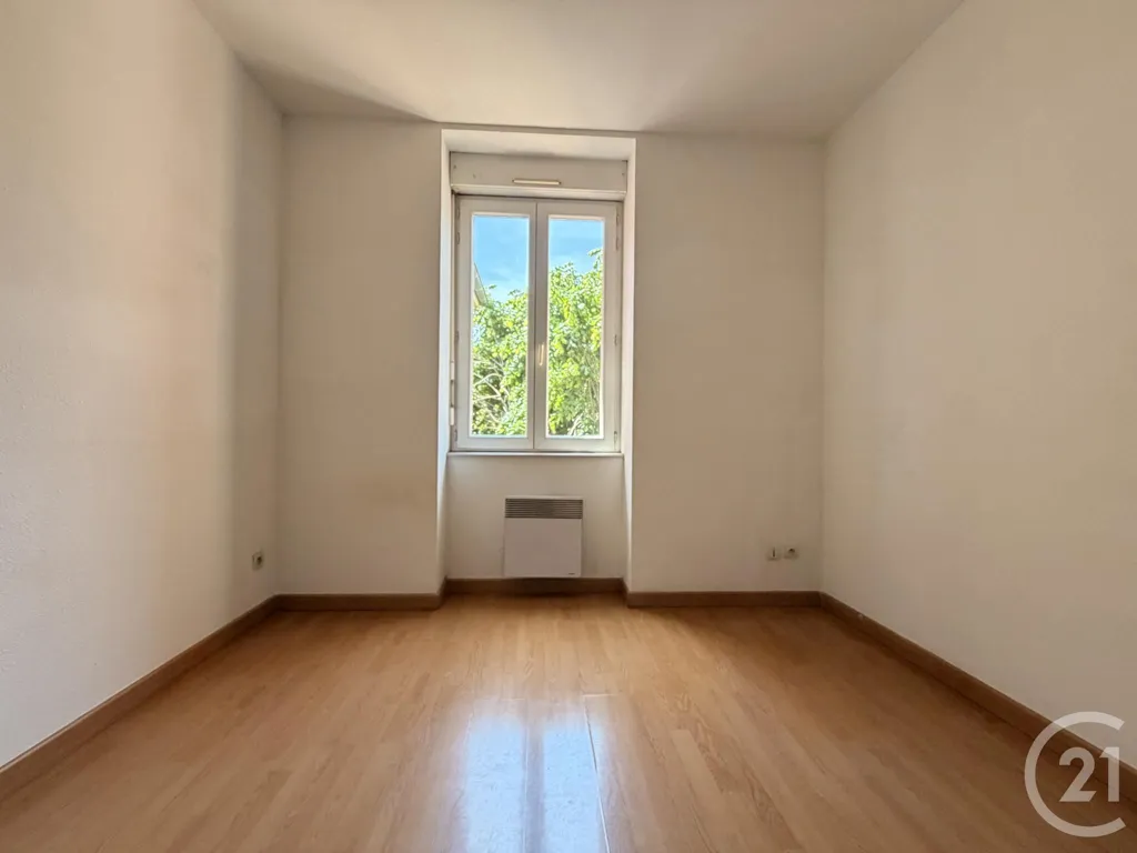 Toad - 2-Bedroom Flat in Corbelin Centre
